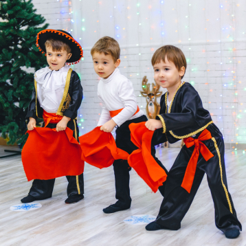Виступ хлопчиків на сцені